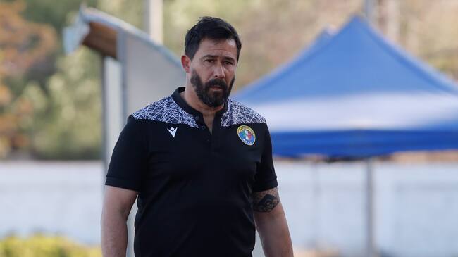 5 de Diciembre del 2021/SANTIAGOEl Director Tecnico de Audax Italiano Pablo Sánchez(c) ,durante el partido valido por la Trigésima Cuarta fecha del Campeonato Nacional AFP PlanVital 2021, entre Audax Italiano vs Curico Unido, disputado en el estadio Municipal de la Pintana.
FOTO:FRANCISCO LONGA/AGENCIAUNO