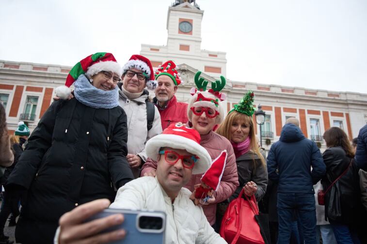 Personas se fotografían durante las 'preuvas' en la Puerta del Sol de Madrid.