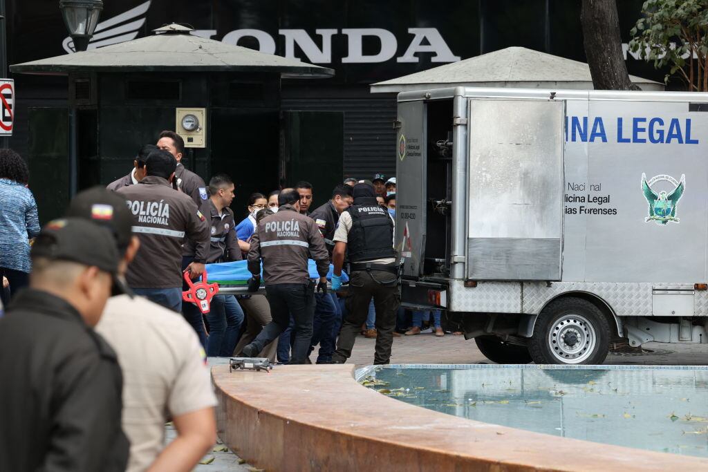 Policías trasladan el cuerpo del fiscal asesinado en la ciudad de Guayaquil