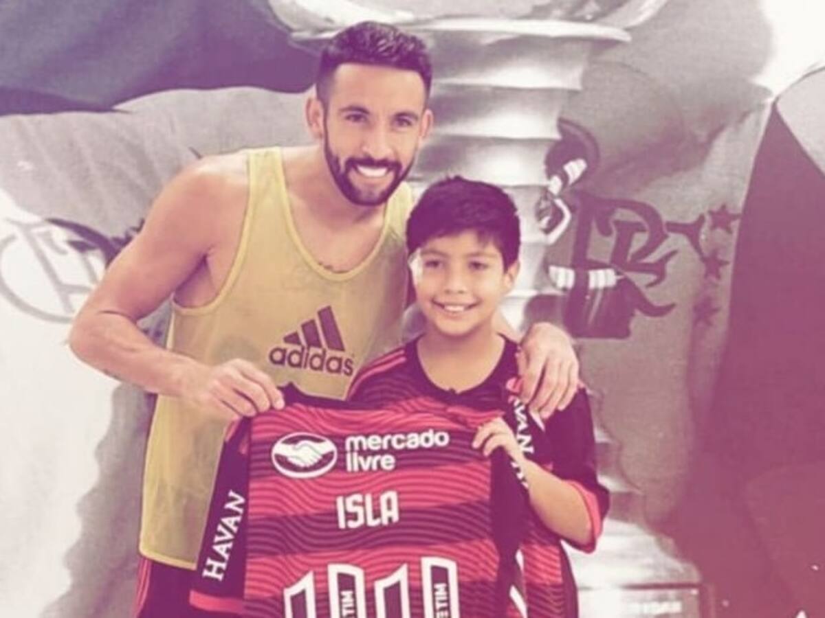 Niño agredido en San Carlos compartió con Mauricio Isla y fue invitado a ver el duelo entre Flamengo y la UC en el Maracaná