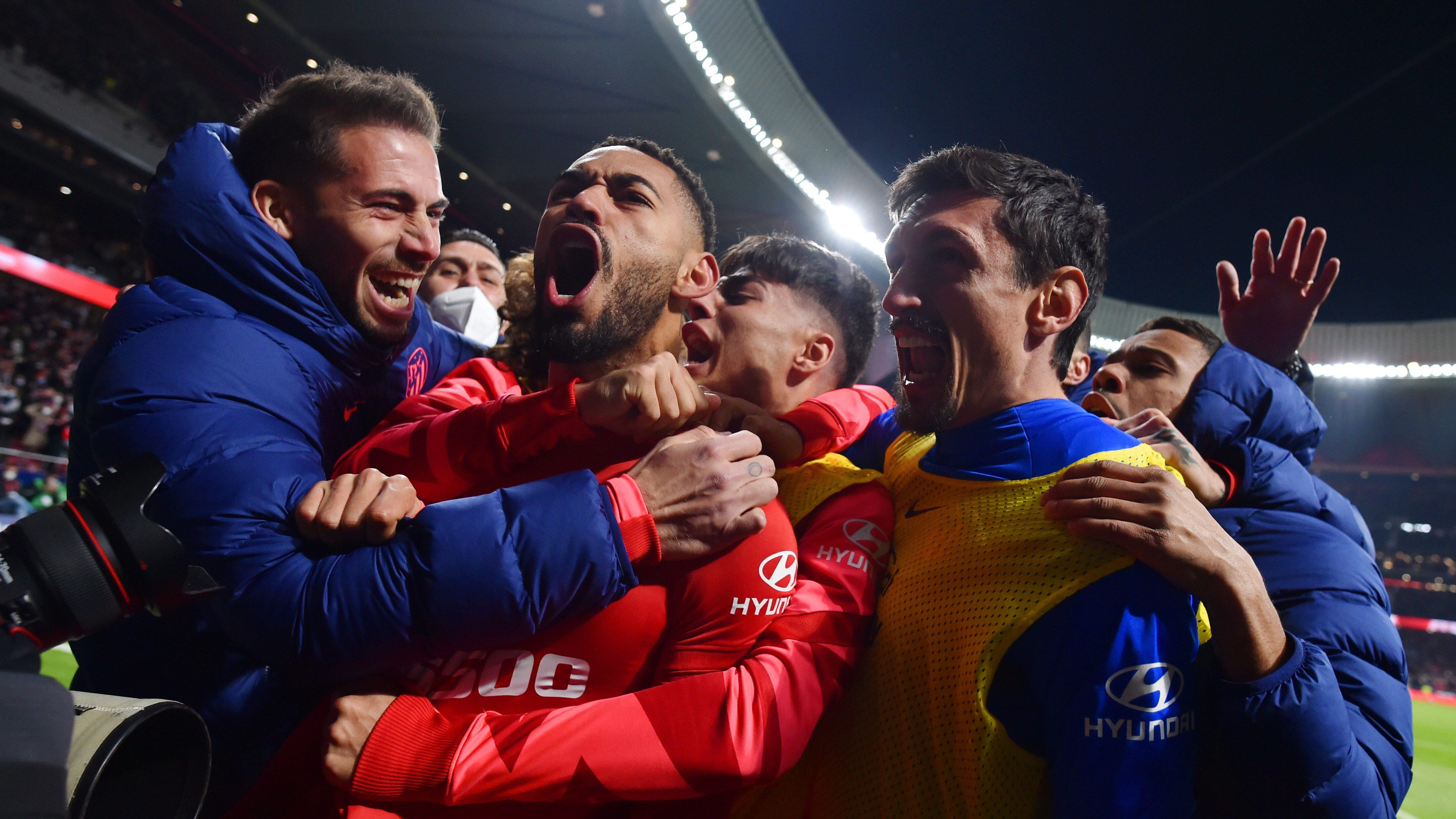 Atlético de Madrid anotó dos goles en los descuentos y derrotó al Valencia