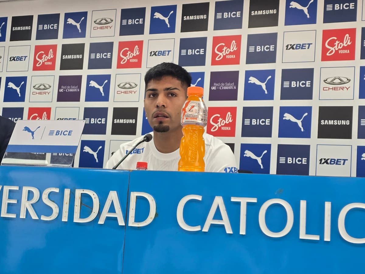 Dylan Escobar es presentado oficialmente en la UC: “Me puede dar un plus en lo que busco en mi carrera, como llegar a La Roja”
