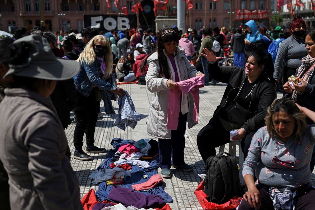 Personas arman un mercado informal en la capital de Argentina