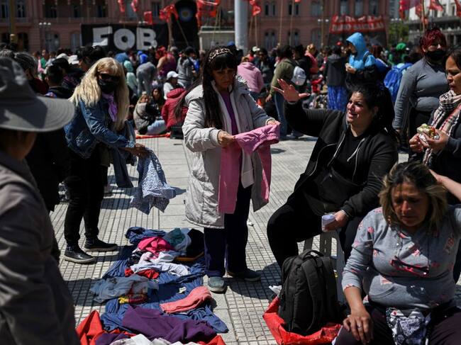 Personas arman un mercado informal en la capital de Argentina