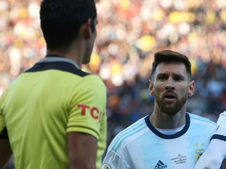 Conmebol advirtió que la AFA no podrá rebajar el castigo, en caso de aplicar, a Messi