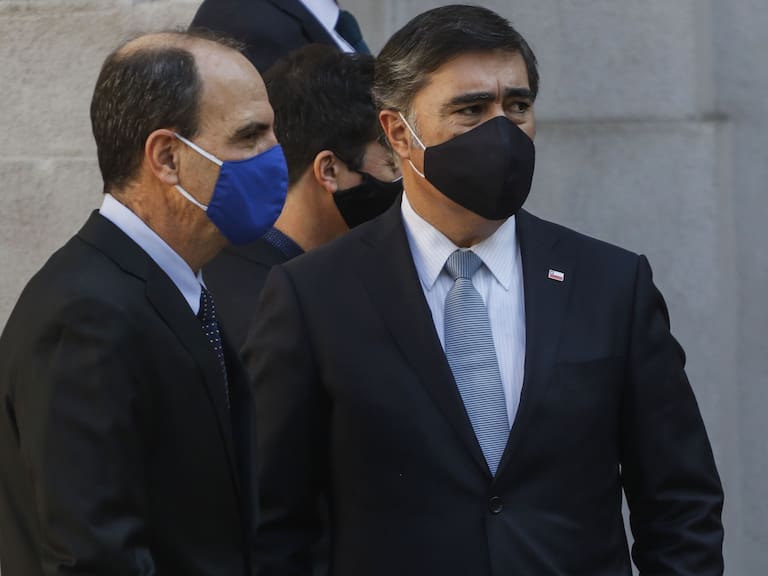 28 de julio del 2020/SANTIAGOEl ministro Cristian Monckeberg, conversa con el ministro Mario Desbordes, tras finalizar un nuevo cambio de Gabinete, en el palacio de la Moneda.
FOTO: SEBASTIAN BELTRAN GAETE/AGENCIAUNO