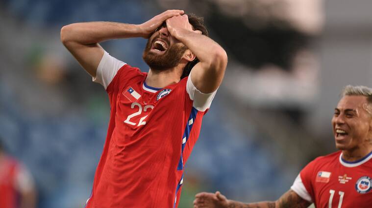 Chile's Ben Brereton (L) celebrates with teammate Eduardo Vargas after scoring against Bolivia during their Conmebol Copa America 2021 football tournament group phase match at the Pantanal Arena in Cuiaba, Brazil, on June 18, 2021. (Photo by Douglas MAGNO / AFP) (Photo by DOUGLAS MAGNO/AFP via Getty Images)