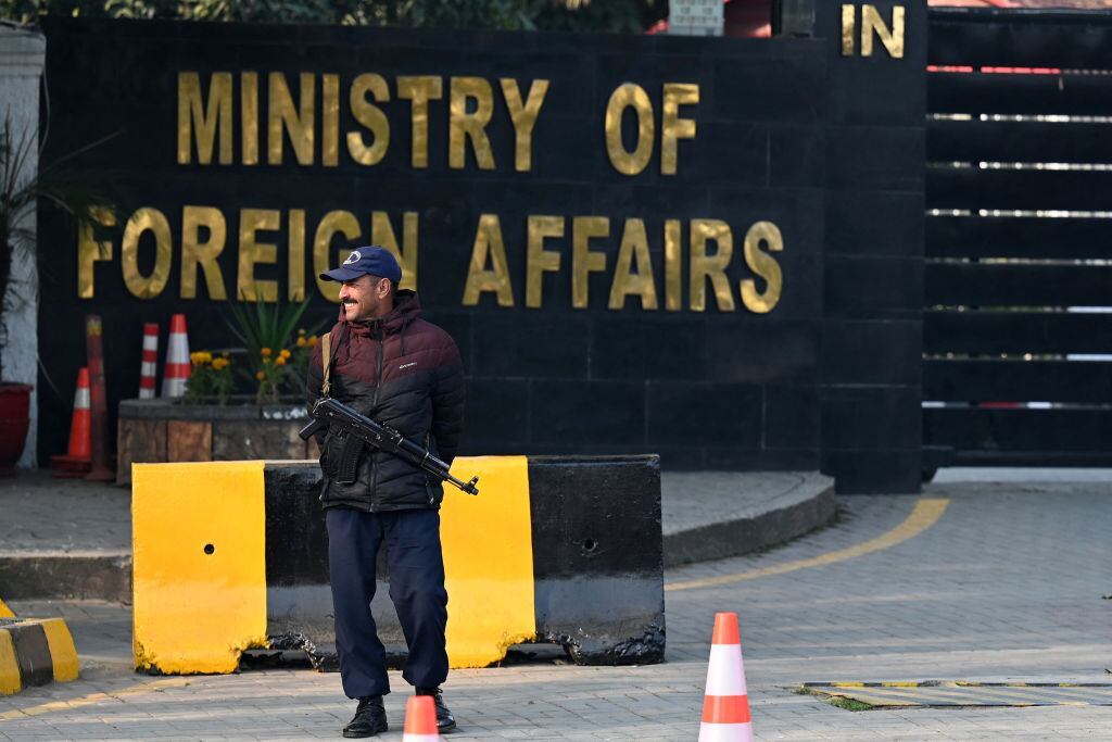Un oficial de la policía custodia el acceso a la sede del Ministerio de Relaciones Exteriores de Pakistán, ubicada en la ciudad de Islamabad.