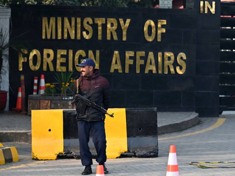 Un oficial de la policía custodia el acceso a la sede del Ministerio de Relaciones Exteriores de Pakistán, ubicada en la ciudad de Islamabad.