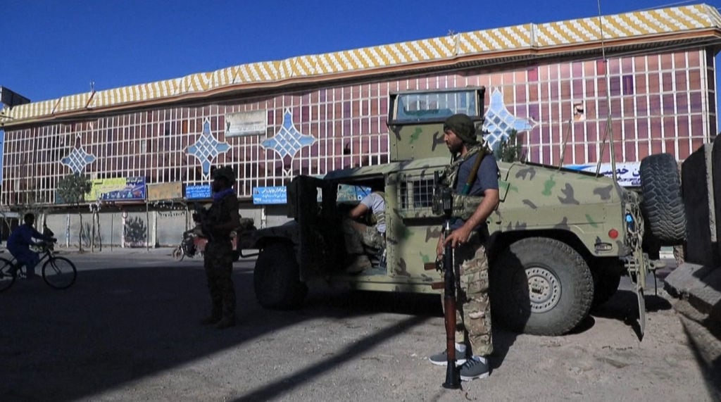Fuerzas militares afganas refuerzan las calles de Herat