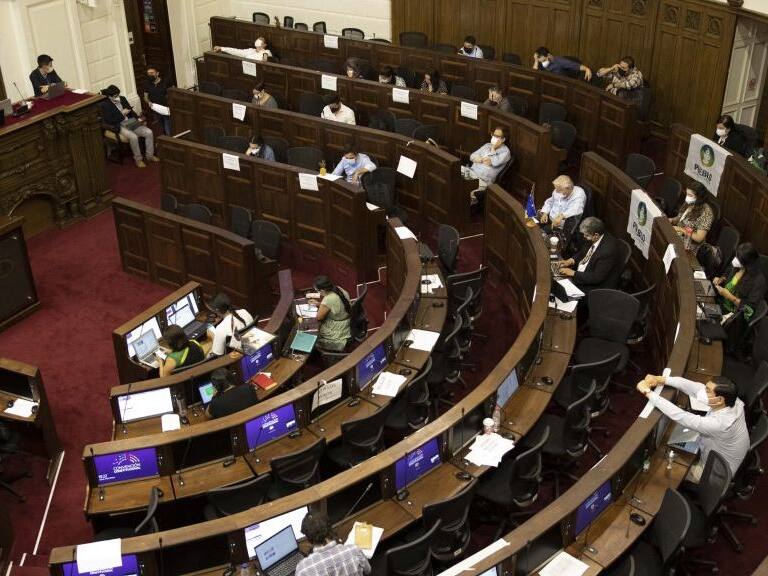 17 de Febrero 2022 / SANTIAGOEl pleno de la Convención constitucional en su cuarto día de deliberación y votación de los artículos elaborados por la Comisión de Forma de Estado.
FOTO: LUIS FELIPE ARAYA / AGENCIAUNO