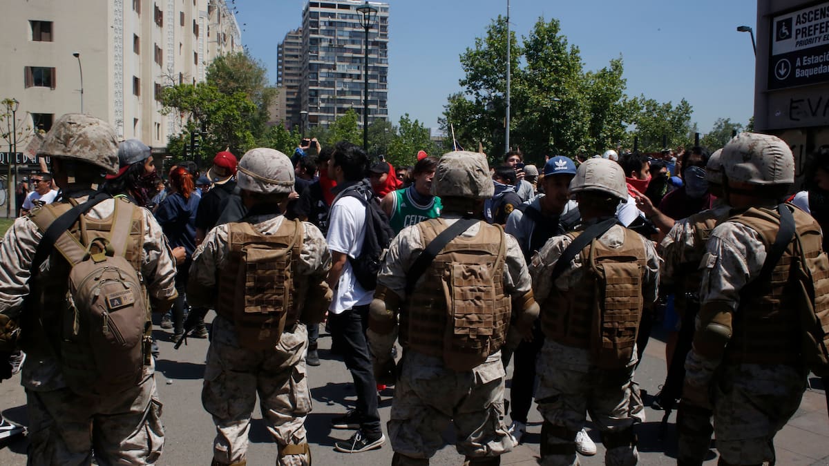 Guerra de declaraciones en el oficialismo por proyecto para indultar a militares y carabineros del 18-O