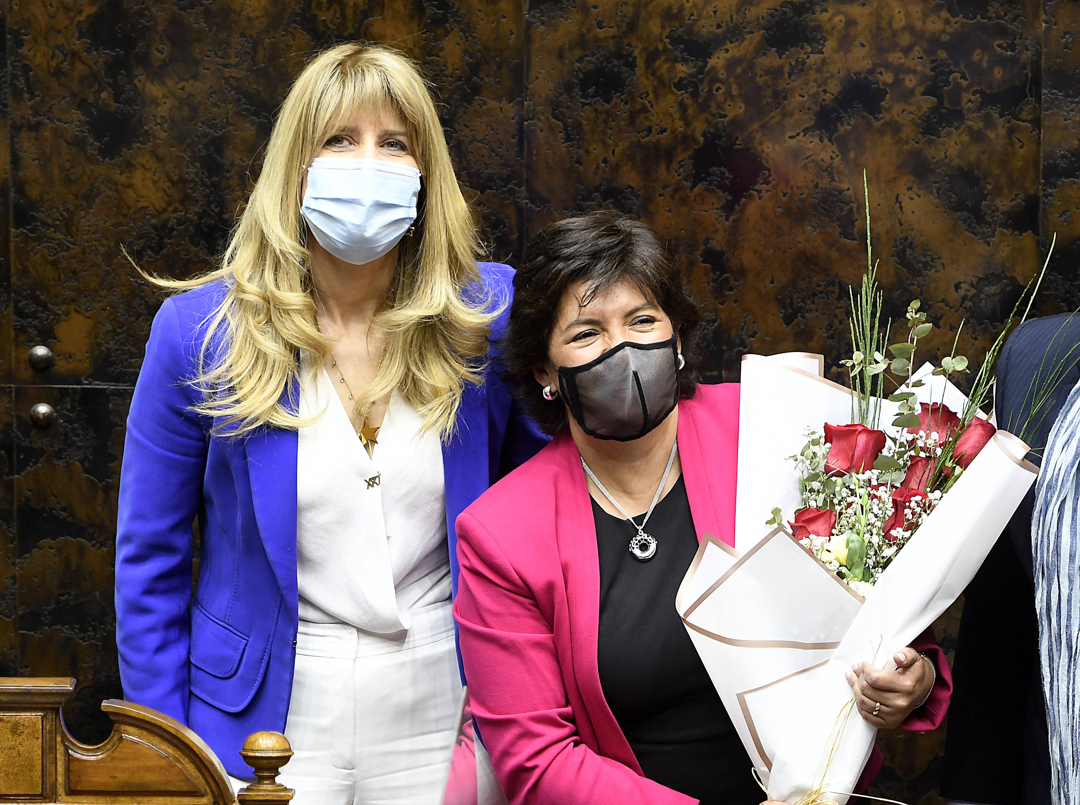 La nueva presidenta del Senado, Ximena Rincón, despidió a su antecesora y compañera de partido, Yasna Provoste. Foto: Agencia Uno