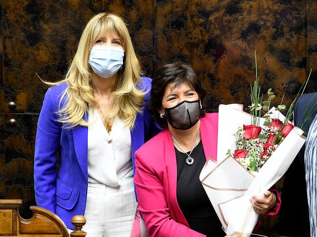 La nueva presidenta del Senado, Ximena Rincón, despidió a su antecesora y compañera de partido, Yasna Provoste. Foto: Agencia Uno