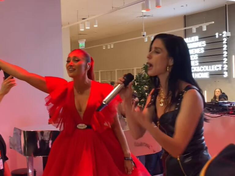 ¿Se viene una colaboración? Fran Valenzuela sorprendió cantando con Karen Paola en exclusivo evento