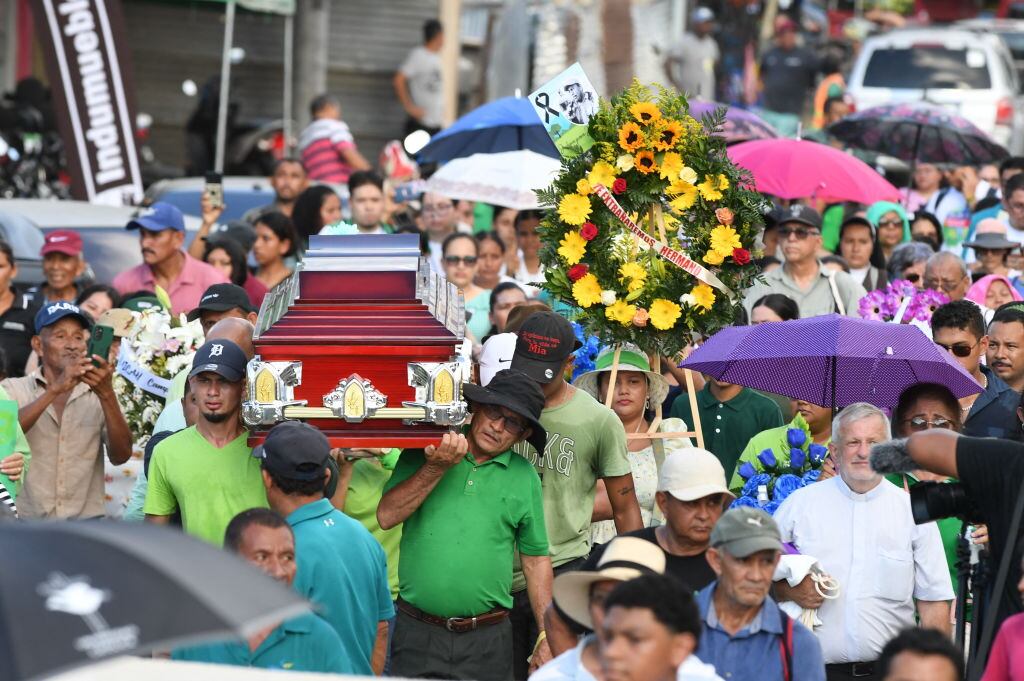 Familiares y cercanos llevan el féretro del ambientalista Juan López, quien fue asesinado en Honduras