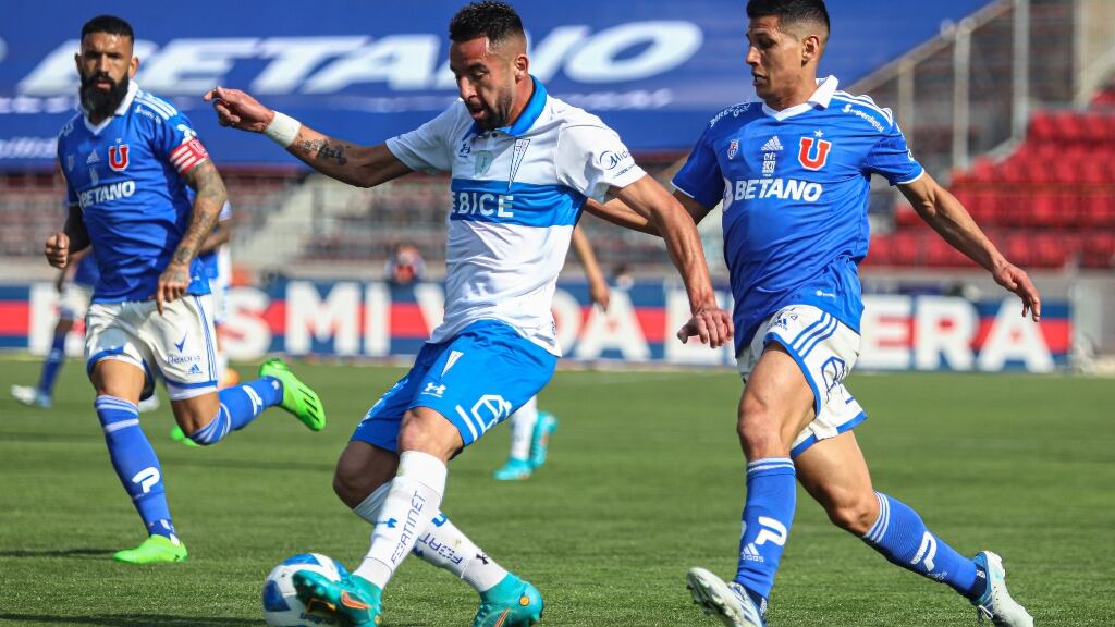La advertencia de Ariel Holan al nivel de Mauricio Isla en el Clásico Universitario: "Está lejos de su techo futbolístico todavía"