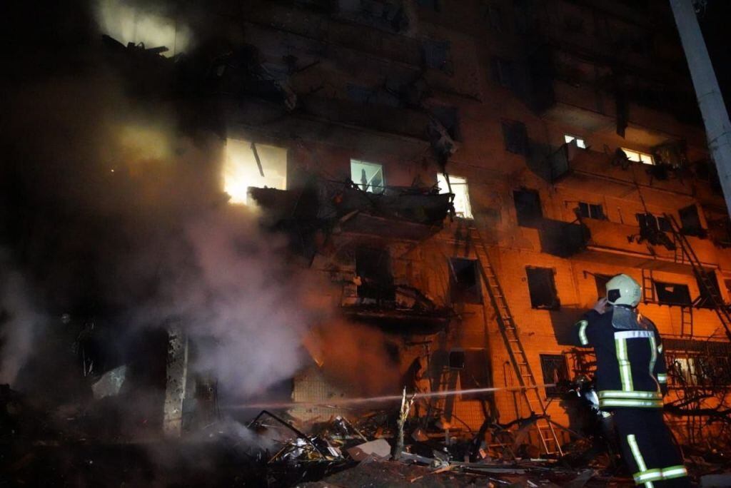 Bomberos extinguen el fuego de un edificio tras caer un aparato en Kiev