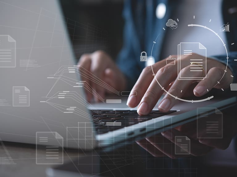 La nueva costumbre en el trabajo que puede poner en riesgo datos sensibles: expertos advierten error clave