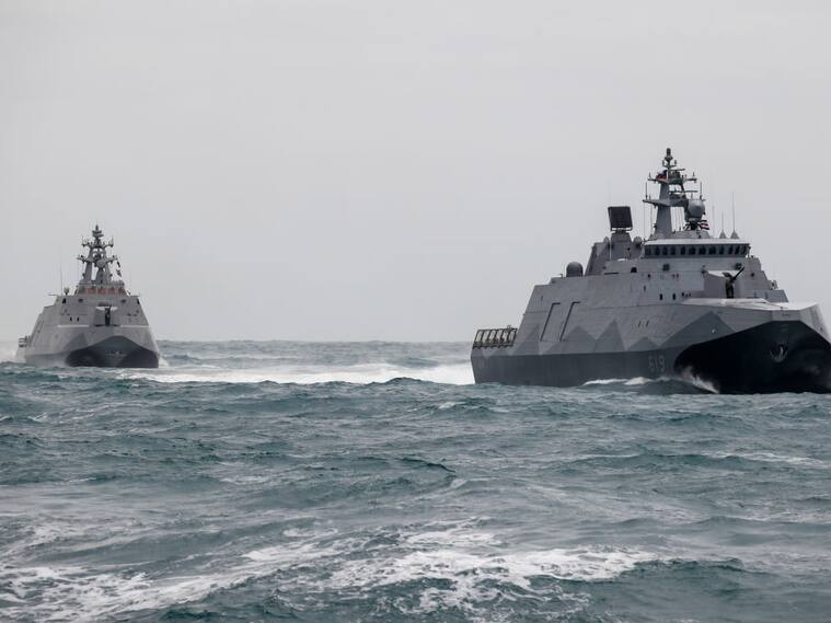 Dos navíos de guerra de Taiwán realizan ejercicios militares en sus costas