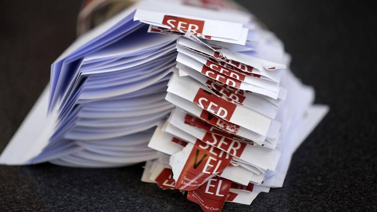 17 DICIEMBRE 2017 / VALPARAISOVotos contados ,durante la segunda vuelta de las elecciones presidenciales 2017
FOTO : PABLO OVALLE ISASMENDI /AGENCIAUNO