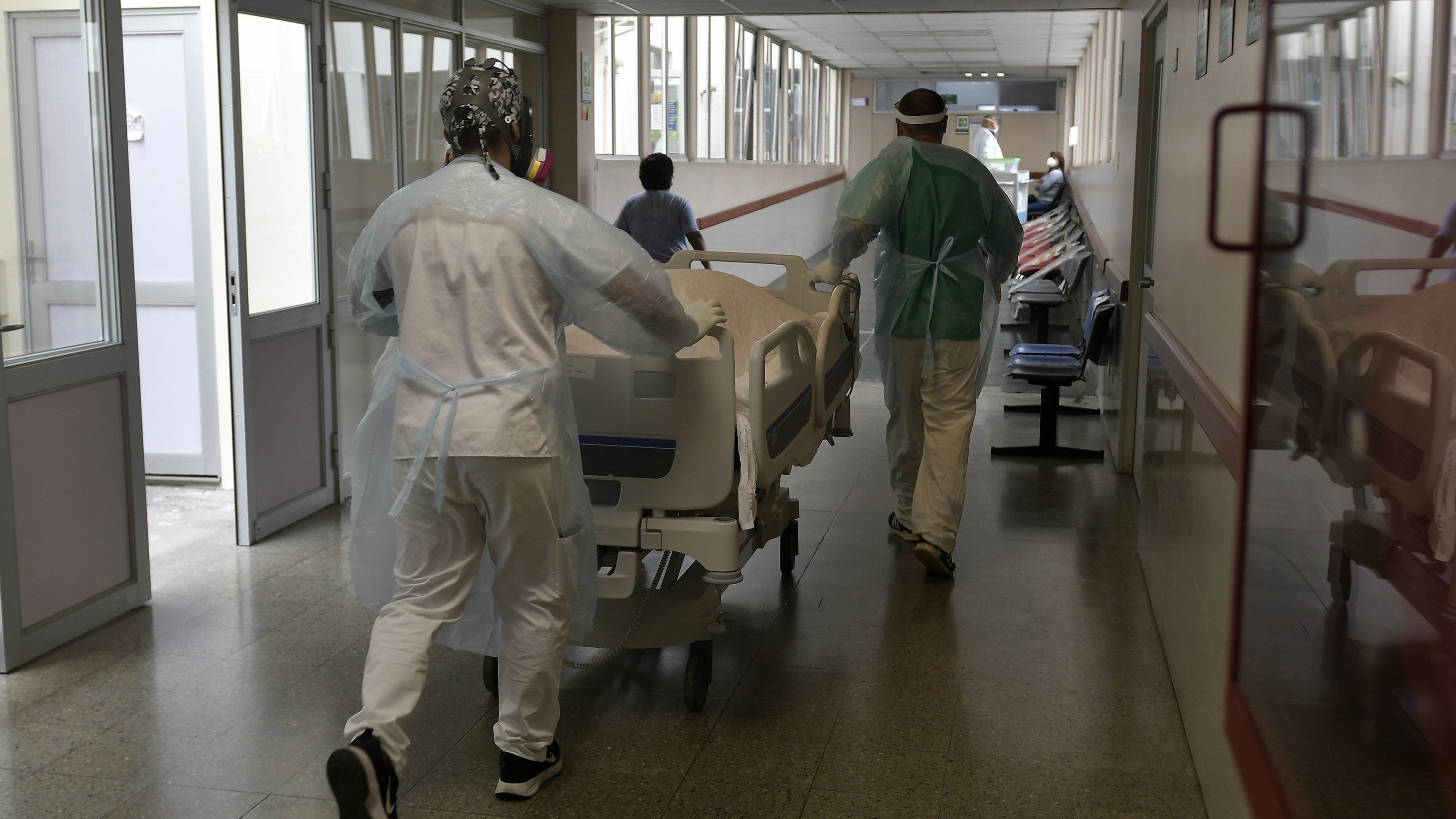 02 de Junio de 2021 / IQUIQUEEscasas camas disponibles poseen las UCI del Hospital Dr. Ernesto Torres de Iquique, ante el incremento de contagios que se han registrado los últimos días.
En la imagen, funcionarios trasladan el cuerpo de un paciente de 39 años fallecido.
FOTO: CRISTIAN VIVERO BOORNES/AGENCIAUNO
