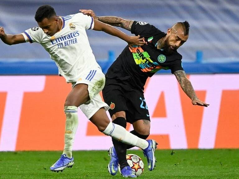 Hinchas del Real Madrid llenaron de duros insultos y abucheos a Arturo Vidal durante partido de Champions