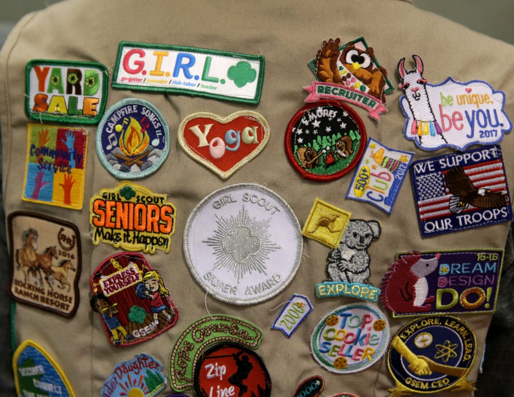 Un bolso con insignias de Girl Scout en Boston
