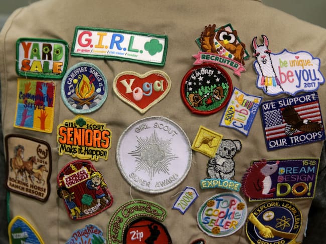 Un bolso con insignias de Girl Scout en Boston
