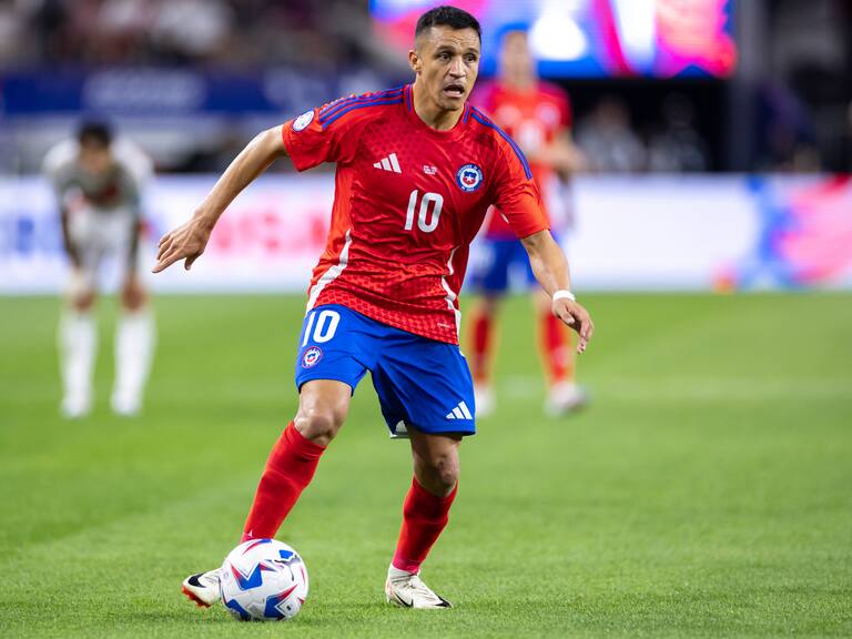 Alexis Sánchez defiende a Darío Osorio