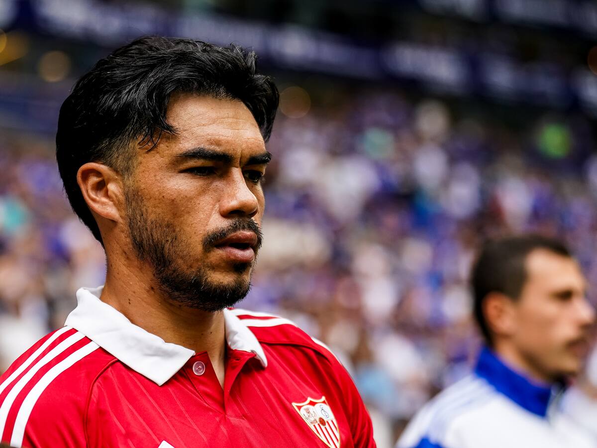 En España aseguran que Gabriel Suazo asoma como candidato a la capitanía del Sevilla: “Ha caído de pie en el vestuario”