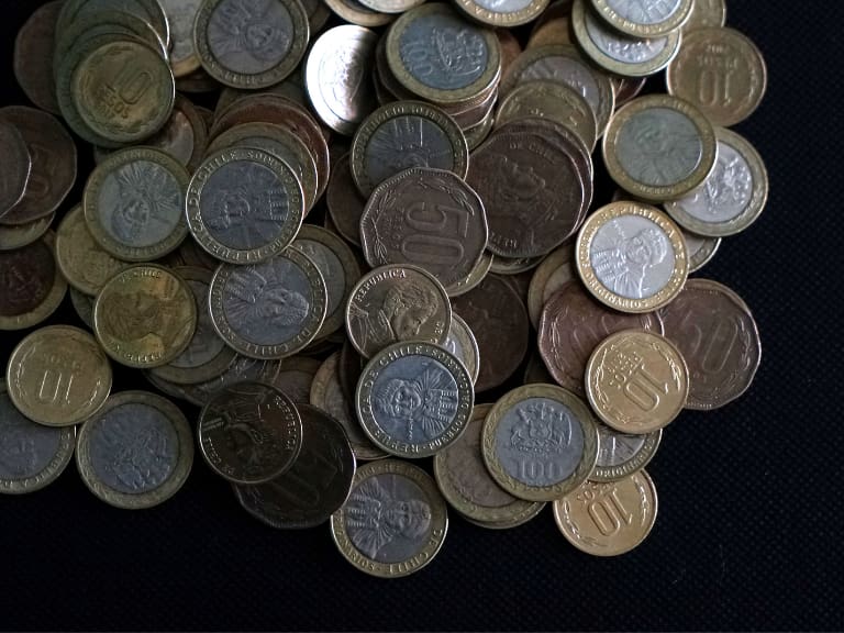 Pueden llegar a valer hasta $50 mil: estas son las tres monedas de $10 que son “muy valiosas” en Chile