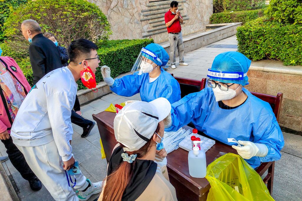 Los residentes se realizan exámenes para detectar el covid-19 en Anyang