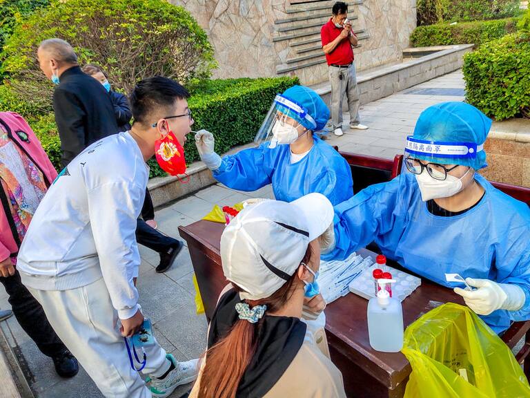 Los residentes se realizan exámenes para detectar el covid-19 en Anyang