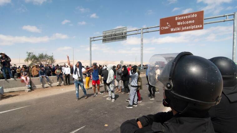 migrantes cortan el tránsito en frontera