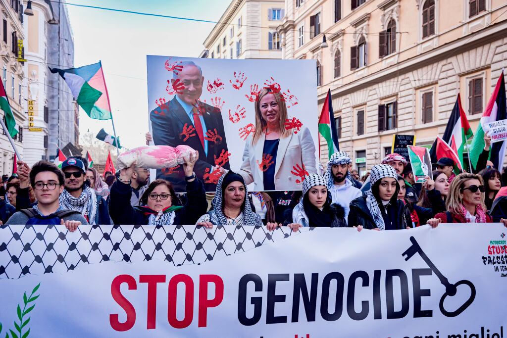 Una manifestación pro Palestina en las calles de Roma, pide el fin del genocidio en Gaza y rechaza a Benjamin Netanyahu y Giorgia Meloni.