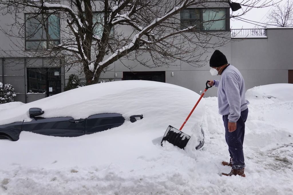 Una persona intenta rescatar de la nieve a su vehículo en Chicago