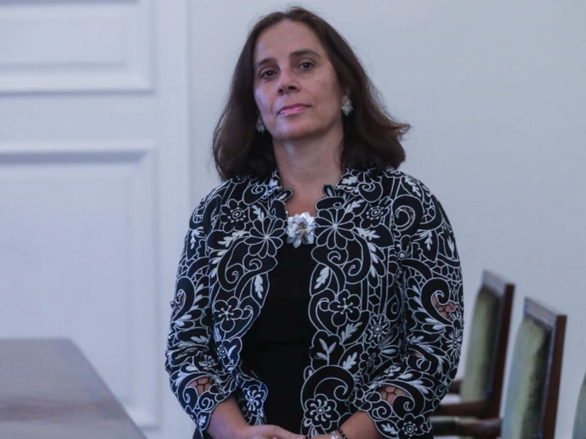 Canciller Antonia Urrejola adelanta el fin de sus vacaciones tras críticas por su ausencia en la emergencia