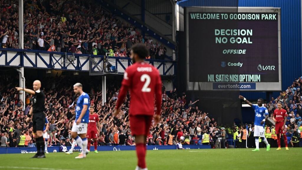 El milimétrico offside que selló la igualdad entre Everton y Liverpool