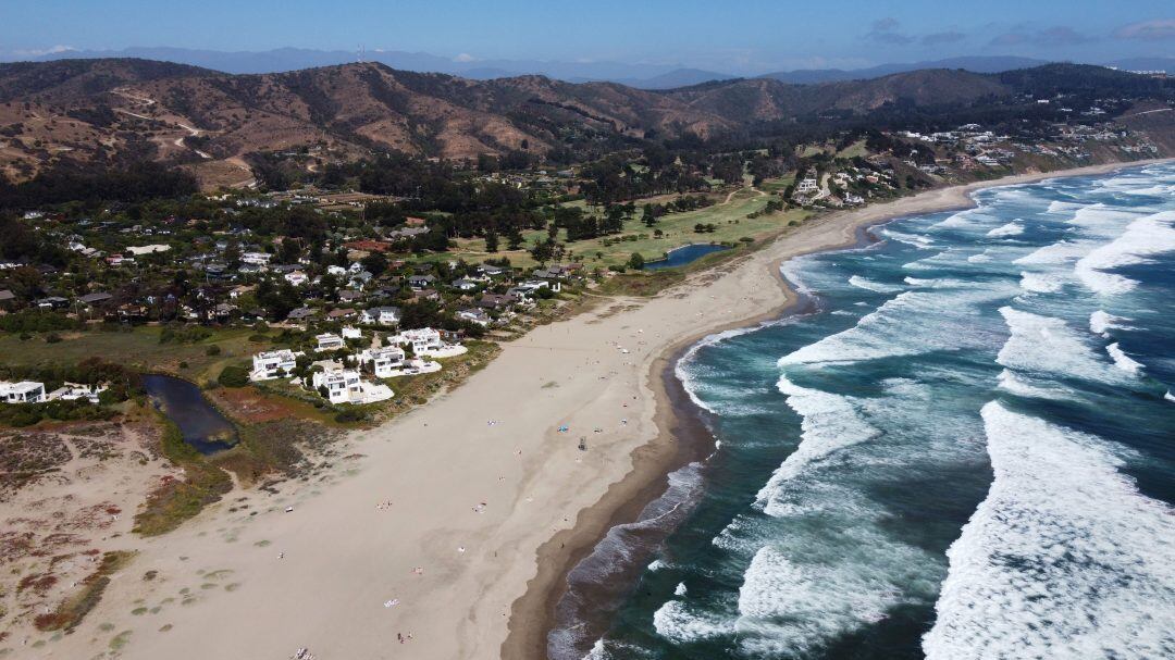 08 DE ENERO DE 2021/ZAPALLARVista aerea del balneario de Cachagua, en la comuna de Zapallar.
La localidad está en la polemica, luego que en uno de sus condominios se desarrollara una fiesta clandestina de año nuevo, que provocó un brote de Coronavirus en varios de sus asistentes. La situacion generó indignación y acciones legales por parte de las autoridades tanto locales como nacionales.
FOTO: LEONARDO RUBILAR CHANDIA/AGENCIAUNO