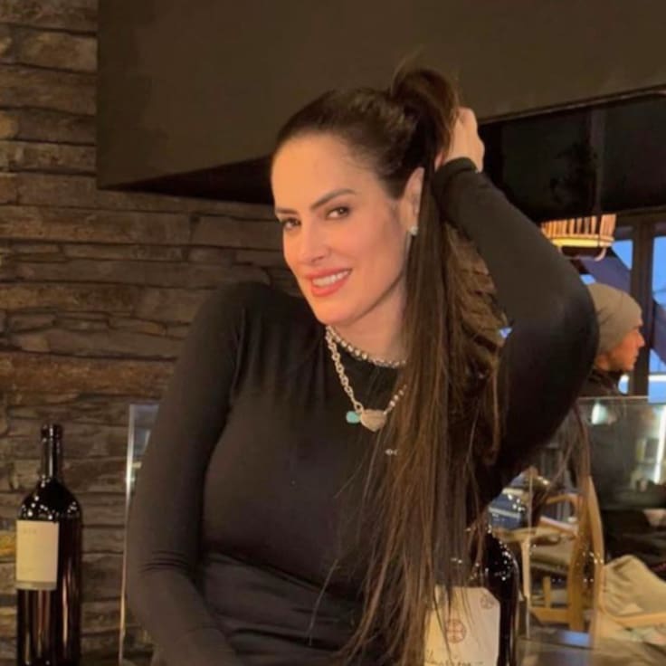 Quitó una de las armas y resultó con heridas en su cara: Adriana Barrientos sufre violento portonazo a plena luz del día