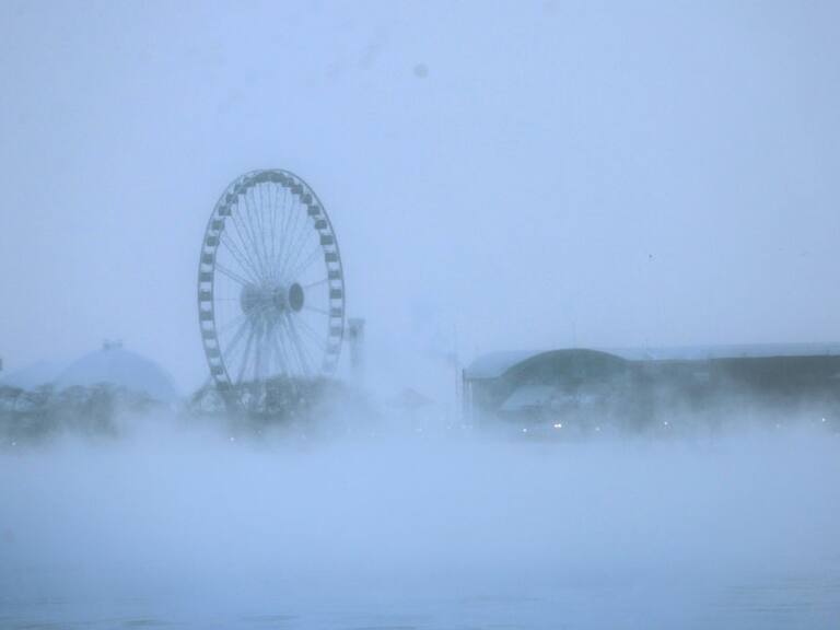 El aire helado cubre un lago en el estado de Illinois en Estados Unidos