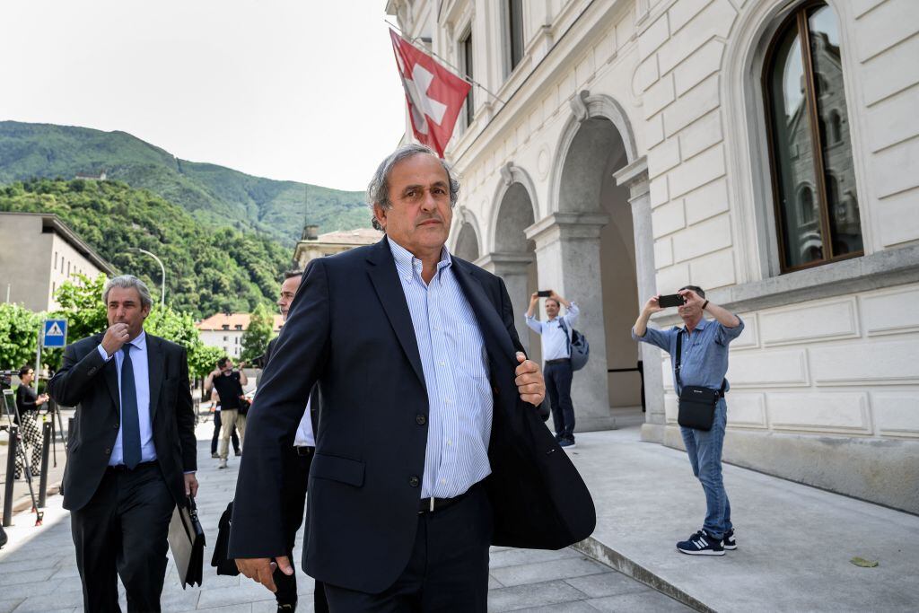 El expresidente de la UEFA, Michel Platini, saliendo del tribunal en Suiza
