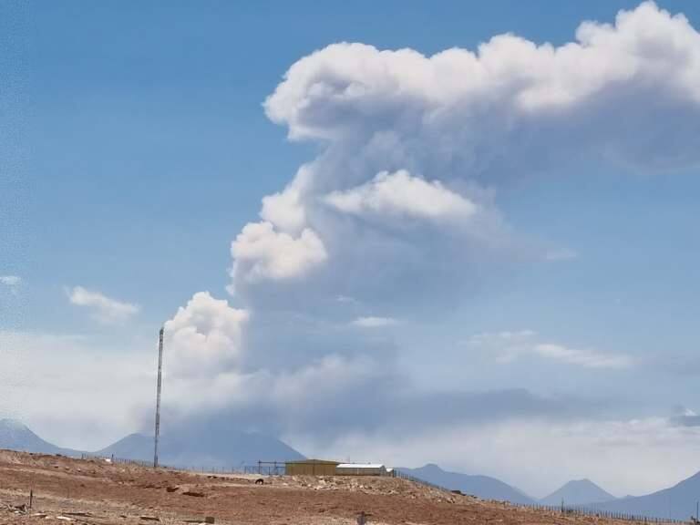 Sernageomin eleva a alerta amarilla la actividad del volcán Láscar tras pulso eruptivo