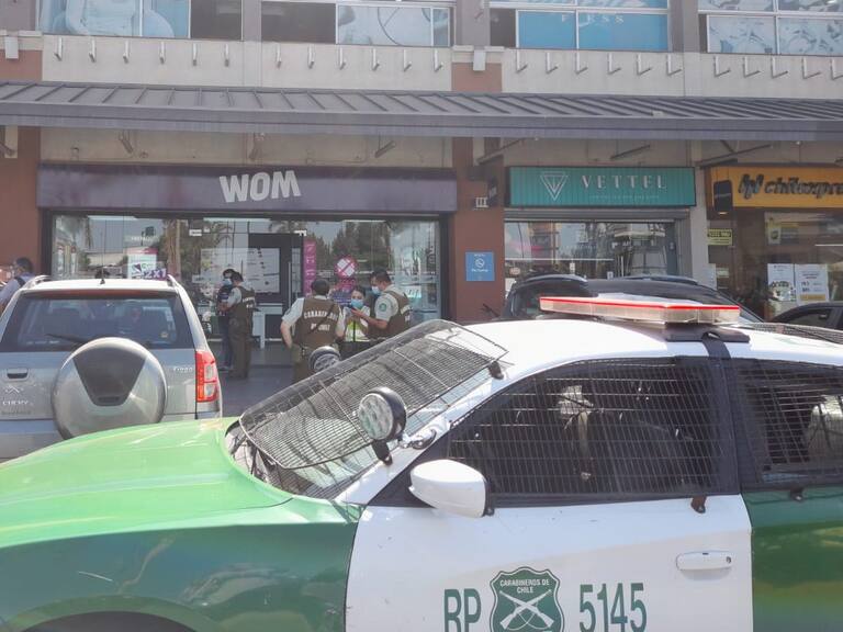 Con disparos: Grupo de desconocidos asaltó sucursal telefónica en Maipú