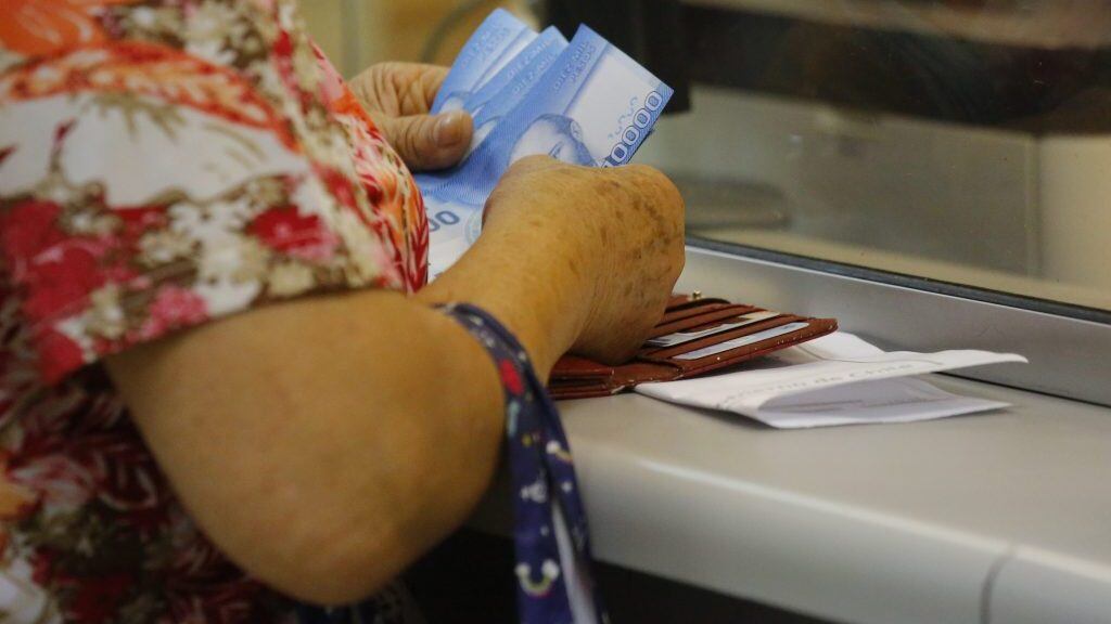 20 de Febrero del 2020/CONCEPCION
Beneficiarios del Aporte Familiar Permanente "Bono Marzo" acuden a las sucursales de Caja de Compensación Los Heroes, a recibir el pago, que adelanto la fecha de pago al dia 15 de Febrero. En la imagen beneficiaria retira dinero correspondiente al Bono Marzo en la caja.

FOTO:SEBASTIAN BROGCA/AGENCIAUNO