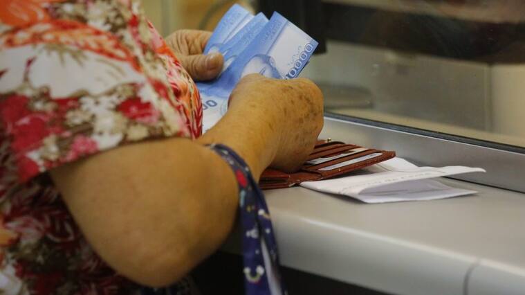 20 de Febrero del 2020/CONCEPCION
Beneficiarios del Aporte Familiar Permanente "Bono Marzo" acuden a las sucursales de Caja de Compensación Los Heroes, a recibir el pago, que adelanto la fecha de pago al dia 15 de Febrero. En la imagen beneficiaria retira dinero correspondiente al Bono Marzo en la caja.
FOTO:SEBASTIAN BROGCA/AGENCIAUNO