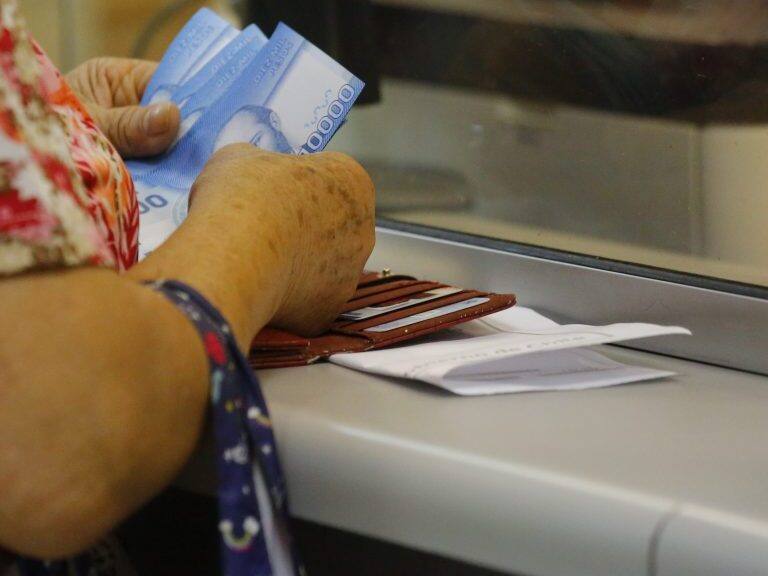 20 de Febrero del 2020/CONCEPCION
Beneficiarios del Aporte Familiar Permanente "Bono Marzo" acuden a las sucursales de Caja de Compensación Los Heroes, a recibir el pago, que adelanto la fecha de pago al dia 15 de Febrero. En la imagen beneficiaria retira dinero correspondiente al Bono Marzo en la caja.
FOTO:SEBASTIAN BROGCA/AGENCIAUNO