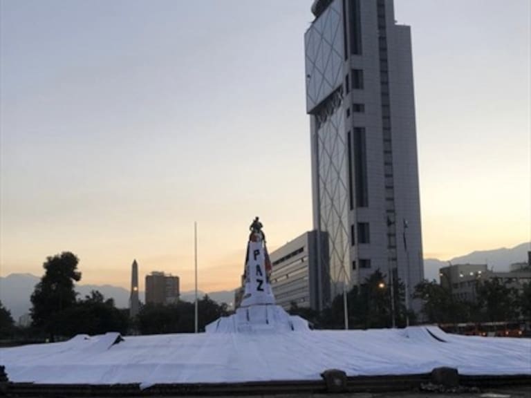 Plaza Italia amaneció cubierta de blanco y con gran lienzo con la palabra «paz»