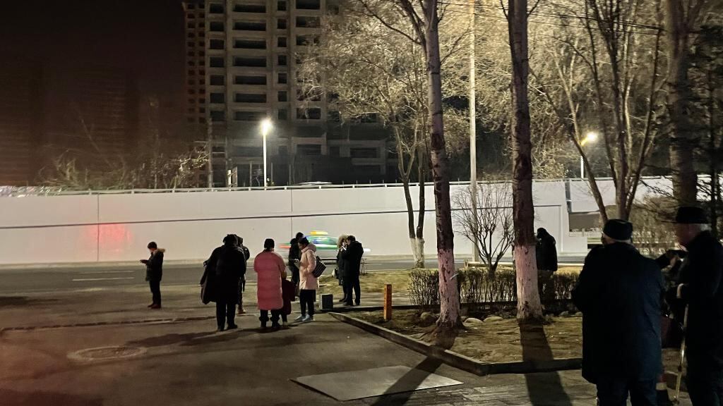 Las personas salen a la calle tras el sismo 6.9 en el distrito de Menyuan